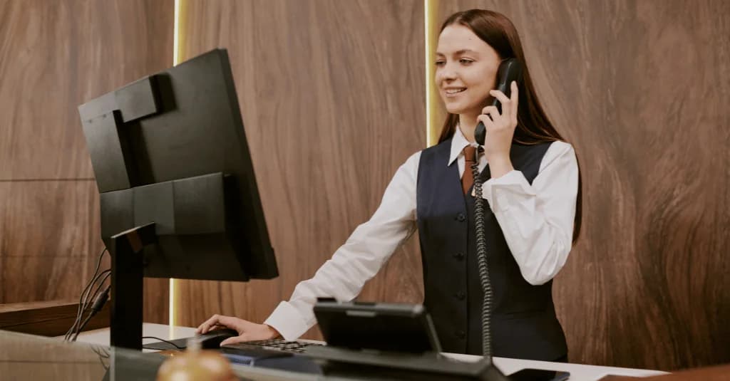 KI-Telefonassistent vs. Empfangskraft: Kostenvergleich 2026